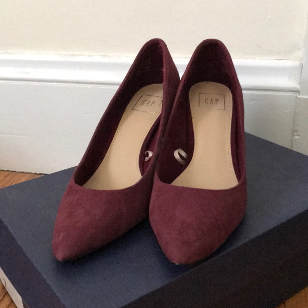 Gap Classic Suede Pumps in Bordeaux